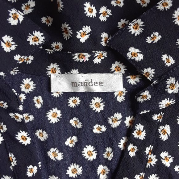 EUC Mandee 1/2 button up no sleeve daisy top - Picture 2 of 4